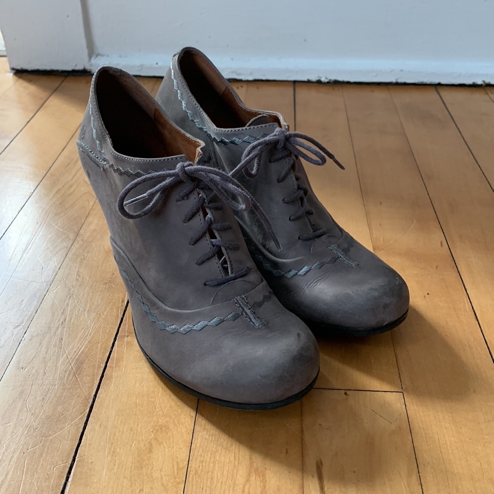 Oxford heels in grey suede by Sixtyseven size 39